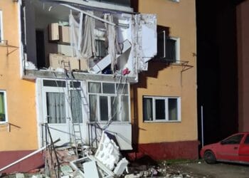 Explozie devastatoare într-un bloc! O femeie a fost aruncată de pe balcon și a ajuns la spital în stare critică