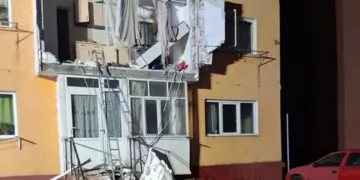 Explozie devastatoare într-un bloc! O femeie a fost aruncată de pe balcon și a ajuns la spital în stare critică