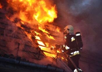 Incendiu la acoperișul unei clădiri! 30 de persoane, printre care 12 copii, s-au autoevacuat!