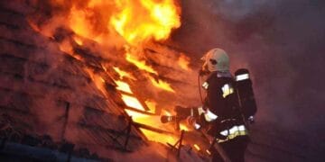 Incendiu la acoperișul unei clădiri! 30 de persoane, printre care 12 copii, s-au autoevacuat!
