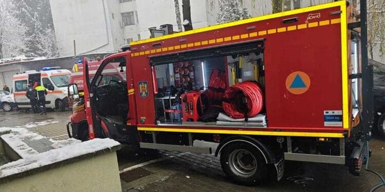 Incendiu într-un apartament! Proprietara transportată la spital, cauza probabilă, acțiune intenționată!