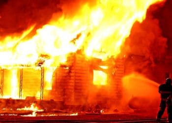 Salvat de câinele său! Un bărbat a scăpat teafăr dintr-un incendiu. Animalul de companie l-a trezit la timp!