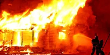 Salvat de câinele său! Un bărbat a scăpat teafăr dintr-un incendiu. Animalul de companie l-a trezit la timp!