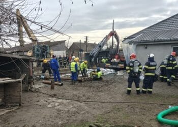 Lucrări ca la o sondă petrolieră după descoperirea unui puț de gaz! Zona rămâne izolată, proprietarii evacuați!