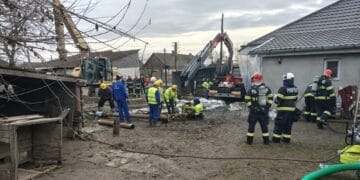 Lucrări ca la o sondă petrolieră după descoperirea unui puț de gaz! Zona rămâne izolată, proprietarii evacuați!