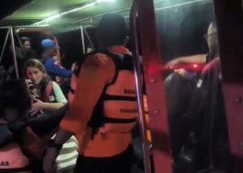 Naufragiu! Un bărbat și trei copii, dispăruți după scufundarea unei ambarcațiuni turistice! 