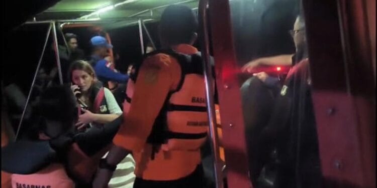 Naufragiu! Un bărbat și trei copii, dispăruți după scufundarea unei ambarcațiuni turistice! 