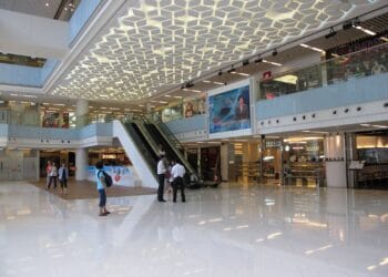 Intervenție rapidă a jandarmilor! Bărbat inconștient, salvat după ce a căzut pe scările rulante ale unui mall!