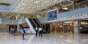 Intervenție rapidă a jandarmilor! Bărbat inconștient, salvat după ce a căzut pe scările rulante ale unui mall!