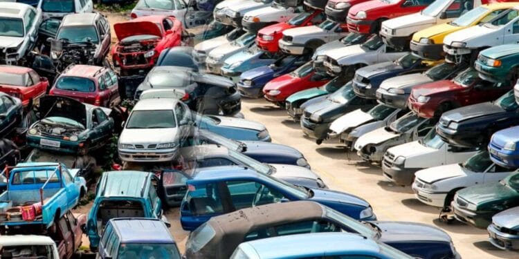 Avalanșă de radieri auto înainte de majorarea taxelor. Mii de șoferi renunță la mașini din cauza impozitelor mai mari