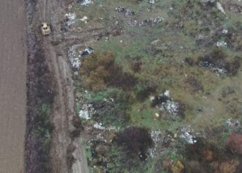 Prima confiscare a unui utilaj depistat cu drona! Primărie amendată cu 70.000 de lei pentru gestionarea ilegală a deșeurilor!