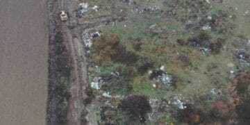 Prima confiscare a unui utilaj depistat cu drona!  Primărie amendată cu 70.000 de lei pentru gestionarea ilegală a deșeurilor!