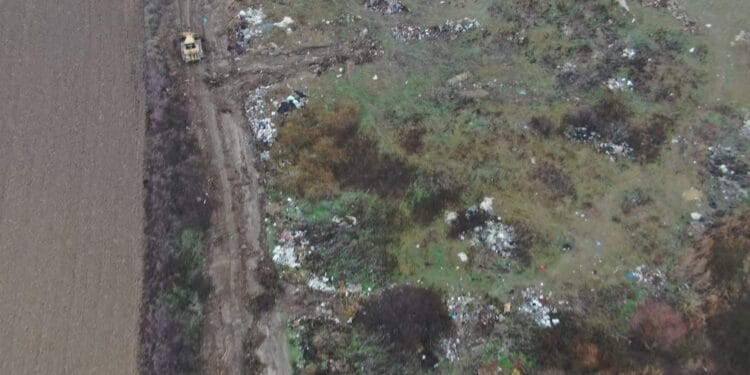 Prima confiscare a unui utilaj depistat cu drona!  Primărie amendată cu 70.000 de lei pentru gestionarea ilegală a deșeurilor!