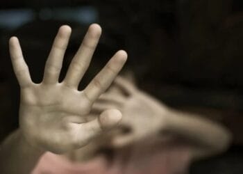 Caz șocant! Doi tineri reținuți pentru viol asupra unei minore și pornografie infantilă. Imaginile au fost distribuite online!