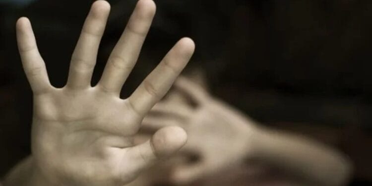 Caz șocant! Doi tineri reținuți pentru viol asupra unei minore și pornografie infantilă. Imaginile au fost distribuite online!