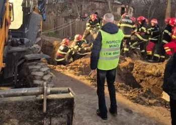 Tragedie! Un muncitor a murit îngropat sub un mal de pământ în timp ce lucra la canalizare