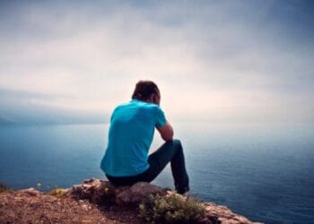 Paradoxul singurătății: cei mai săraci oameni ai lumii sunt și cei mai singuri! Un mit demontat: singurătatea nu este boala lumii bogate