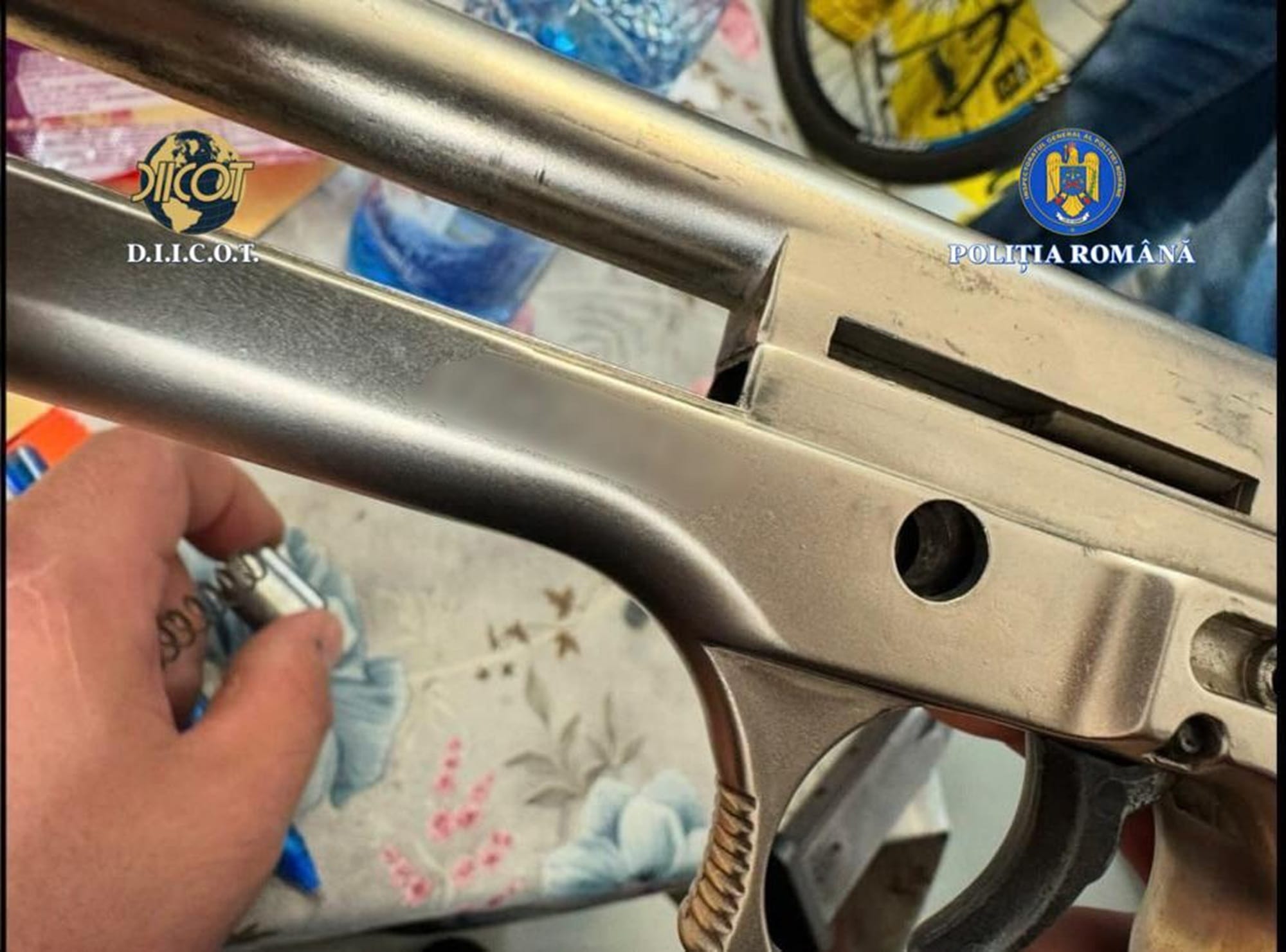 Agenți de penitenciar, reținuți de DIICOT pentru trafic de droguri de mare risc. Substanțe și telefoane mobile, introduse ilegal în celule