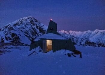 Patru turiști sunt blocați în Făgăraș din cauza viscolului. Salvamont intervine luni dimineață!