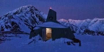 Patru turiști sunt blocați în Făgăraș din cauza viscolului. Salvamont intervine luni dimineață!