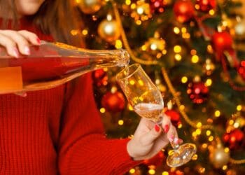 De ce purtăm roșu de Revelion. Tradiția veche de secole care promite noroc, dragoste și belșug!