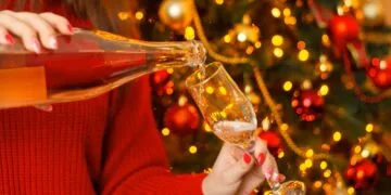 De ce purtăm roșu de Revelion. Tradiția veche de secole care promite noroc, dragoste și belșug!