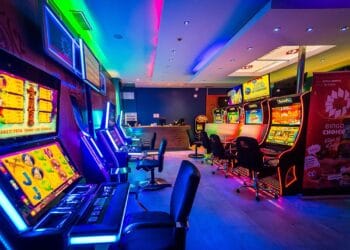 Tâlhărie armată într-o sală de jocuri! Un bărbat reținut după ce a amenințat o angajată cu cuțitul și a fugit cu 70.000 de lei!