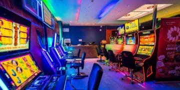 Tâlhărie armată într-o sală de jocuri! Un bărbat reținut după ce a amenințat o angajată cu cuțitul și a fugit cu 70.000 de lei!