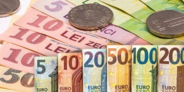 Salariile, înghețate în 2026. Guvernul Bolojan pregătește ordonanțe de urgență, iar salariul minim rămâne blocat