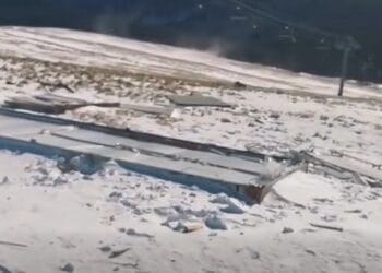 Viscolul a distrus cabinetul medical Salvamont de pe vârful Păpușa! A ”măturat” containerul ca pe un fulg!