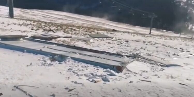 Viscolul a distrus cabinetul medical Salvamont de pe vârful Păpușa! A ”măturat” containerul ca pe un fulg!