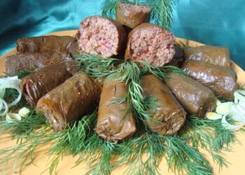 Sarmale în foi de viță, între istorie și gust! Rețeta clasică a unui preparat cu rădăcini milenare!