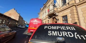 Panică! Peste 1.000 de elevi evacuaţi după declanşarea alarmei de gaz. Activităţi suspendate şi la Prefectură