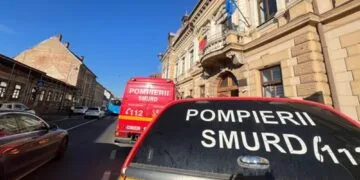 Panică! Peste 1.000 de elevi evacuaţi după declanşarea alarmei de gaz. Activităţi suspendate şi la Prefectură