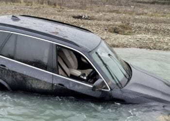 Șofer beat și fără permis, urmărit de polițiști, a abandonat mașina în albia unui râu