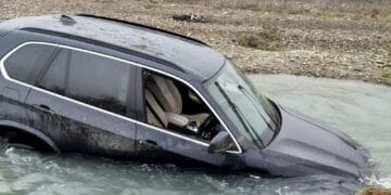 Șofer beat și fără permis, urmărit de polițiști, a abandonat mașina în albia unui râu