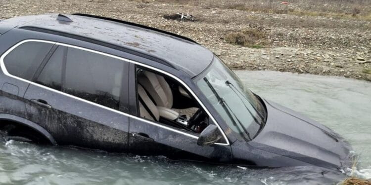 Șofer beat și fără permis, urmărit de polițiști, a abandonat mașina în albia unui râu