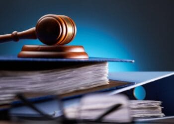 Fraudă informatică de aproape 1,5 milioane de lire sterline! Două persoane trimise în judecată în stare de arest preventiv!