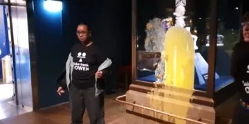 Mai multe persoane au fost arestate după ce au vandalizat o vitrină! Acolo erau expuse bijuterii de foarte mare valoare!