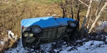 Tragedie! Un șofer a murit după ce autoutilitara s-a răsturnat într-un canal
