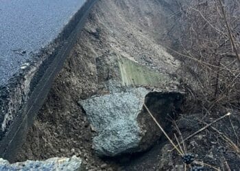 Drum județean închis de urgență! Pericol iminent de prăbușire după o alunecare de teren!