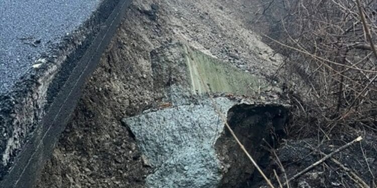 Drum județean închis de urgență! Pericol iminent de prăbușire după o alunecare de teren!