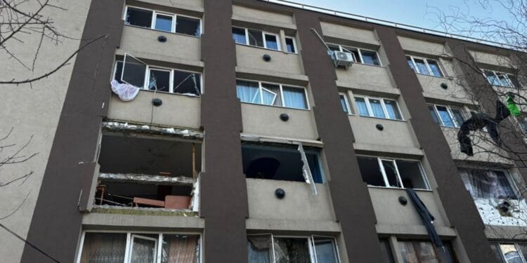Explozie într-un bloc! Structura de rezistență este sigură, zeci de locatari nu se pot întoarce în case