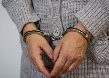 Răzbunare dusă la extrem! Femeie reținută după ce și-a trimis mesaje de amenințare!