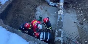 Intervenție contracronometru! Femeie salvată de pompieri după ce a căzut într-o groapă de canalizare adâncă de 3 metri!