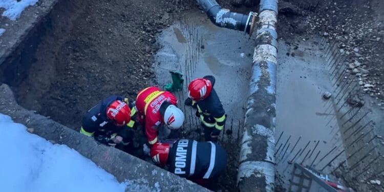 Intervenție contracronometru! Femeie salvată de pompieri după ce a căzut într-o groapă de canalizare adâncă de 3 metri!