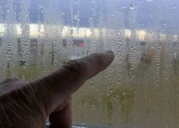 Trucul de câțiva lei care elimină condensul de pe geamuri și reduce factura la curent