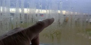 Trucul de câțiva lei care elimină condensul de pe geamuri și reduce factura la curent