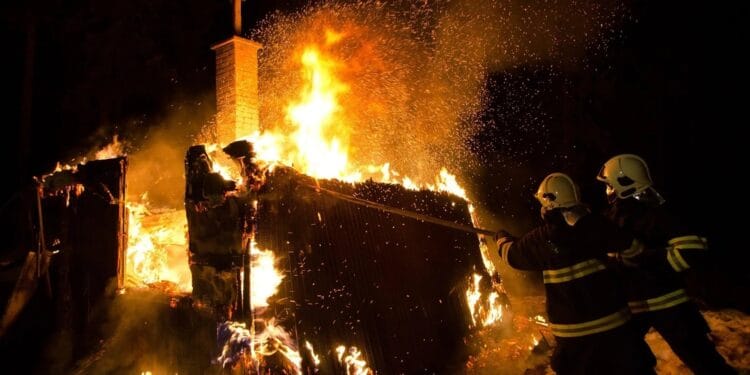 Incendiu violent lângă un bloc ! Magazii de lemne mistuite de flăcări, trei persoane – inclusiv un copil – asistate medical!