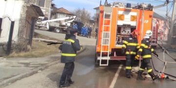 Tragedie! Bărbat mort într-un incendiu pornit de la sobă, mamă și copil ajunși la spital